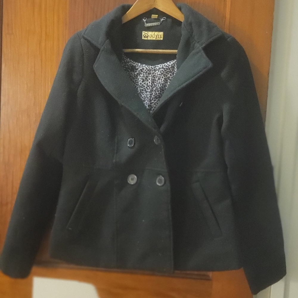Odyn, medium, black buttoned coat.